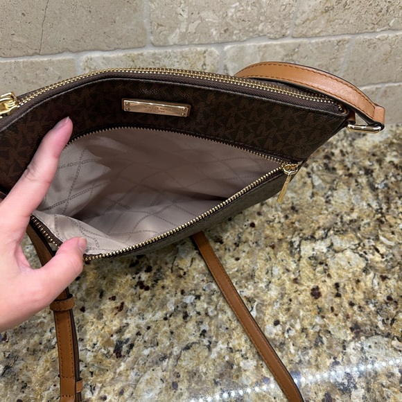 🛑 SOLD 🛑 Michael Kors crossbody, adjustable strap. EXCELLENT condition. - Picture 14 of 15